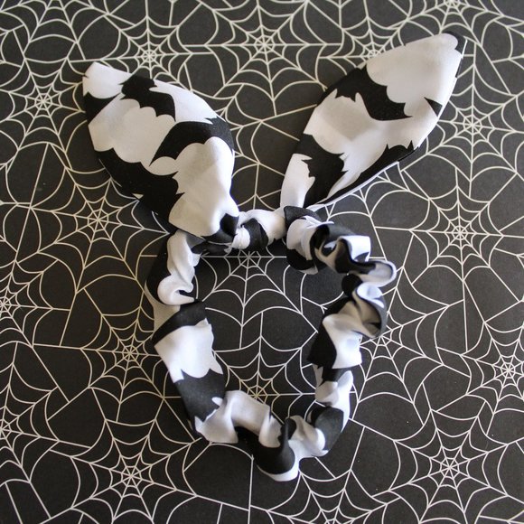 Hot Topic Accessories - BAT AND SPIDERWEB BOW SCRUNCHIES 🕸️🕷️🦇